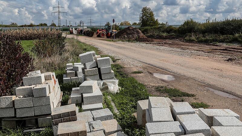 Wo aktuell noch Bauschutt gelagert wird, entsteht bald die Zufahrt f&uuml;r den neuen Hallstadter Edeka-Supermarkt.