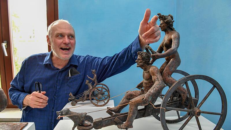 Adelbert Heil mit seinen Bronzeskulpturen