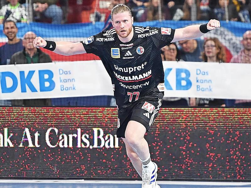 Maciej Gebala jubelt - er bleibt dem HC Erlangen erhalten.