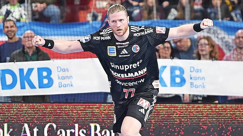Maciej Gebala jubelt - er bleibt dem HC Erlangen erhalten.