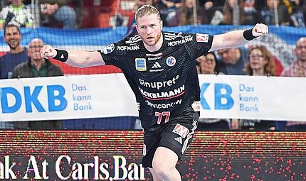 Maciej Gebala jubelt - er bleibt dem HC Erlangen erhalten.