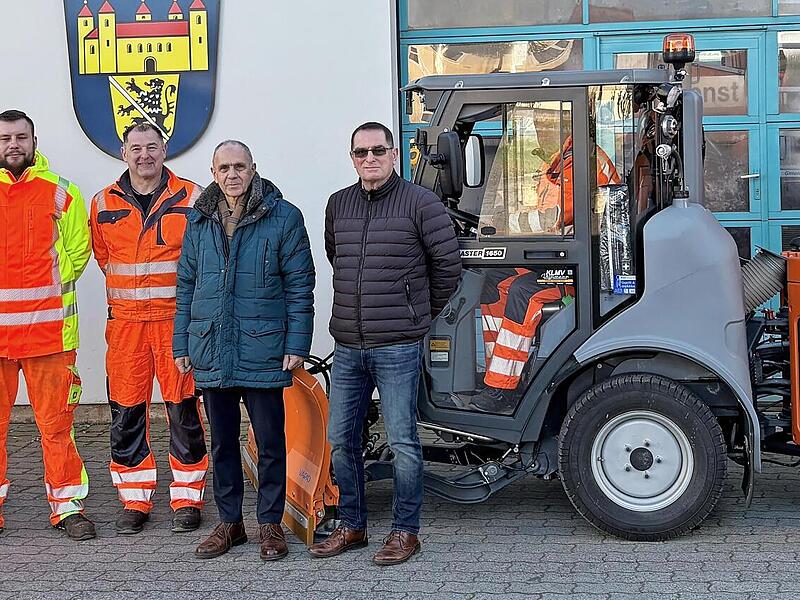 Verkaufsberater Marc Morgenstern, Bauhofleiter Alexander Pittroff, Uwe Keller, J&ouml;rg Angles, Thomas Reinhardt, B&uuml;rgermeister Franz Uome, Verkaufsleiter Stefan Primus und Thomas Spitzl im neuen Hako Citymaster (von links).