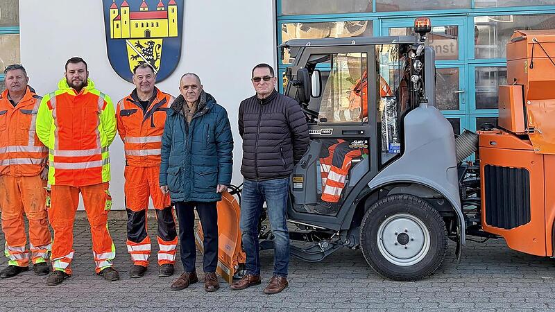 Verkaufsberater Marc Morgenstern, Bauhofleiter Alexander Pittroff, Uwe Keller, J&ouml;rg Angles, Thomas Reinhardt, B&uuml;rgermeister Franz Uome, Verkaufsleiter Stefan Primus und Thomas Spitzl im neuen Hako Citymaster (von links).