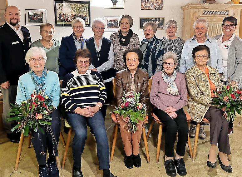 255 Jahre ehrenamtliche Zeit auf einem Foto. F&uuml;r ihr Engagement wurden die Helferinnen der BRK-Bereitschaft Ha&szlig;furt 2 geehrt. Sitzend von links: Heidi Widera (40 Jahre), Heila Hornung (25), Gisela Kreh (25), Heidrun Massell (25) und Hildegard Sch&ouml;...