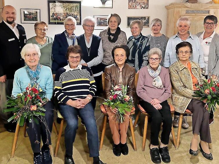 255 Jahre ehrenamtliche Zeit auf einem Foto. F&uuml;r ihr Engagement wurden die Helferinnen der BRK-Bereitschaft Ha&szlig;furt 2 geehrt. Sitzend von links: Heidi Widera (40 Jahre), Heila Hornung (25), Gisela Kreh (25), Heidrun Massell (25) und Hildegard Sch&ouml;...