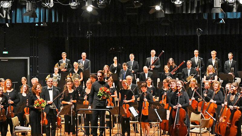 Am Ende des Abschlusskonzerts feierte das Publikum des bis auf den letzten Platz besetzten Kreiskulturraums die Musiker mit stehenden Ovationen.