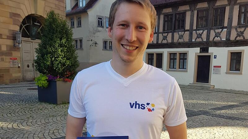 Michael Balk, Leiter der Volkshochschulverbunds Bad Kissingen–Hammelburg, freut sich über die Neuheiten im Programm für das Herbst-/Wintersemster.