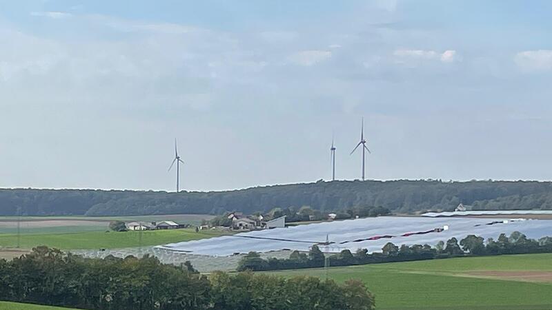 35 Hektar Photovoltaik-Anlage und die Sulzthaler Windr&auml;der ver&auml;ndern bereits jetzt den Blick auf dem Weg ins Altenreichthal. M&ouml;glicherweise sollen hier weitere Windkraftanlagen hinzukommen.