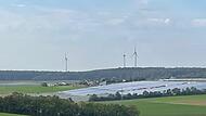35 Hektar Photovoltaik-Anlage und die Sulzthaler Windräder verändern bereits jetzt den Blick auf dem Weg ins Altenreichthal. Möglicherweise sollen hier weitere Windkraftanlagen hinzukommen.