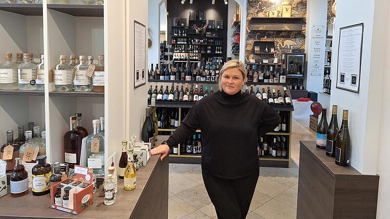 Wein-Sommeli&egrave;re Marlis Bohnengel im &bdquo;Edelfrei&ldquo;. Die Vinothek ist j&uuml;ngst zum besten Weinfachh&auml;ndler 2023 gek&uuml;rt worden.