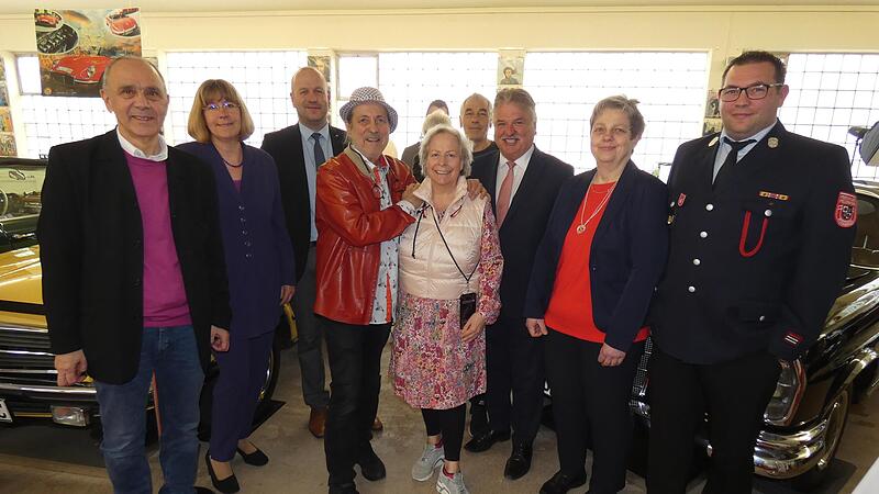 Werner Herrmann (Mitte) mit seiner Frau und zahlreichen Gratulanten.