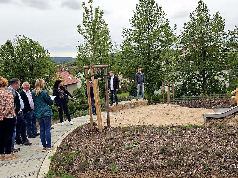 Annika Kestler (Dritte von rechts) erläutert Zweitem Bürgermeister Harald Pascher (Zweiter von rechts) und den Mitgliedern des Bauausschusses den Stand der Arbeiten im Außenbereich des Kindergartens.