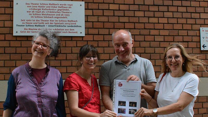 Eine Schulpartnerschaftsurkunde überreichten Anne Maar (von links), Leiterin des Fränkischen Theaters Maßbach, gemeinsam mit Uwe Gröschel an Carina Winnig, stellvertretende Konrektorin, und Eva Hornung, zuständig für das Schulspiel der Werner-von-... Eine Schulpartnerschaftsurkunde überreichten Anne Maar (von links), Leiterin des Fränkischen Theaters Maßbach, gemeinsam mit Uwe Gröschel an Carina Winnig, stellvertretende Konrektorin, und Eva Hornung, zuständig für das Schulspiel der Werner-von-...