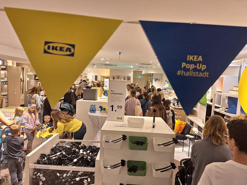 Kurz nach der Eröffnung des Ikea-Pop-up-Stores in Hallstadt stürmten die ersten Kundinnen und Kunden in den Laden.
