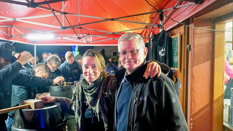 Stephanie Nelke, Brandholzbrauerei und B&uuml;rgermeister Wolfgang M&ouml;hrlein: Wegen Bauarbeiten ist jetzt erstmal Brau-Pause f&uuml;r ein Jahr.