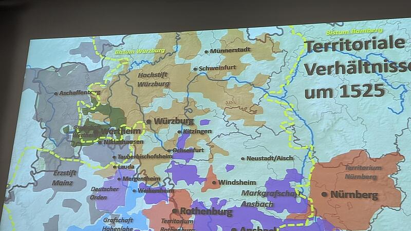 Er veranschaulichte seine Ausf&uuml;hrungen mit Kartenmaterial.