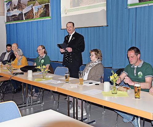 Die FSV-Vorstandschaft mit dem Vorsitzenden Reinhard Weber (stehend).