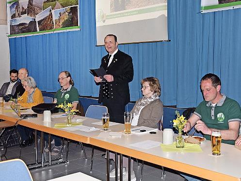 Die FSV-Vorstandschaft mit dem Vorsitzenden Reinhard Weber (stehend).