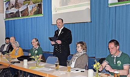 Die FSV-Vorstandschaft mit dem Vorsitzenden Reinhard Weber (stehend).