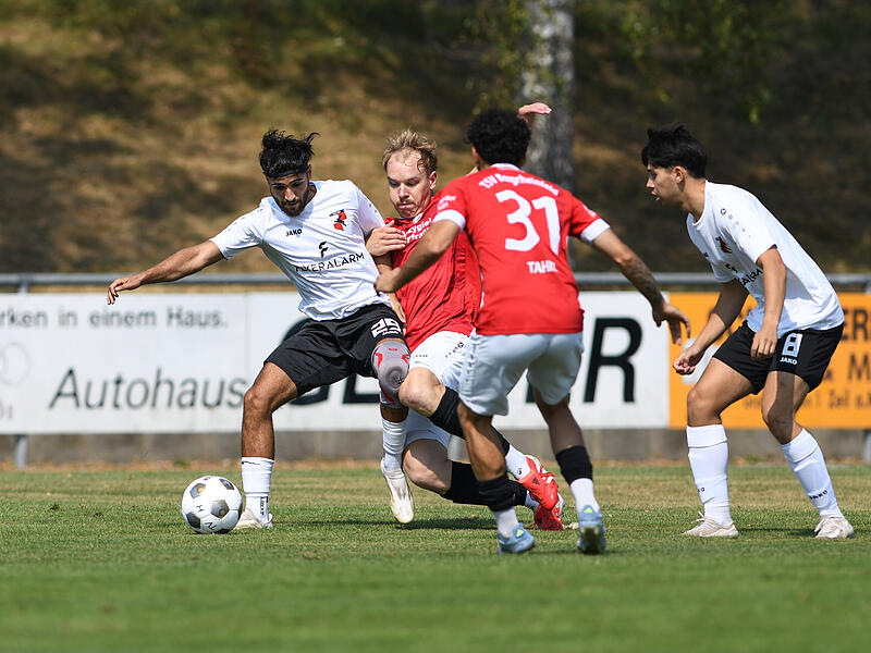 Der Ha&szlig;furter Matien Ahmad h&auml;lt sich einen Bergrheinfelder Gegenspieler vom Leib.