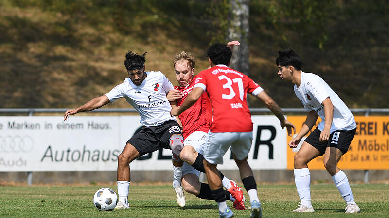 Der Ha&szlig;furter Matien Ahmad h&auml;lt sich einen Bergrheinfelder Gegenspieler vom Leib.