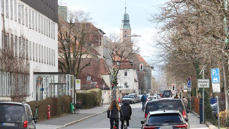 Die Universit&auml;tsstra&szlig;e in Erlangen ist vielbefahren &ndash; von Fahrrad- und Autofahrern gleicherma&szlig;en.