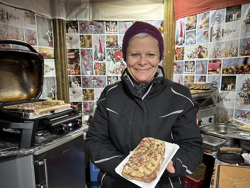 Coburger Weihnachtsmarkt 2023: Bei Karina Volk von der BBQ-Crew gibt’s Hüttenbrot. Coburger Weihnachtsmarkt 2023: Bei Karina Volk von der BBQ-Crew gibt’s Hüttenbrot.
