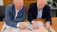 Landrat Thomas Bold (rechts) und Michael Schäder, Nahverkehrsbeauftragter des Landkreises, beim Studium des Nahverkehrsplans Mainfranken