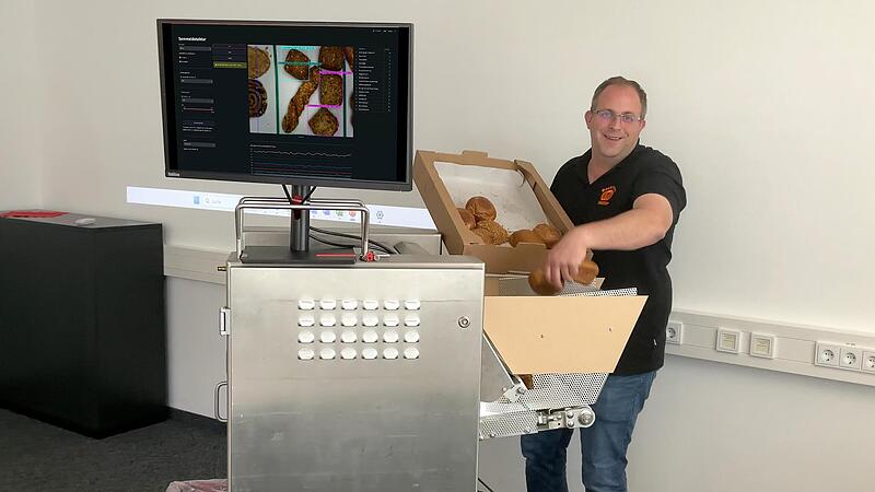 Peter M&uuml;ller testet die Semmelz&auml;hlmaschine.