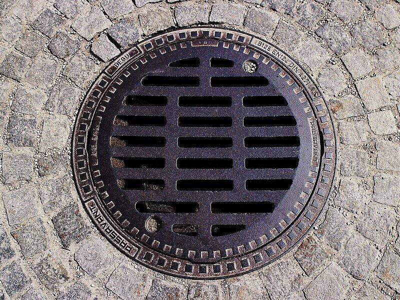 Reifen von Auto geplatzt - Gullideckel auf Stra&szlig;e im Kreis Kulmbach