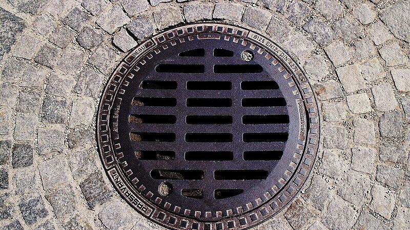 Reifen von Auto geplatzt - Gullideckel auf Straße im Kreis Kulmbach Reifen von Auto geplatzt - Gullideckel auf Straße im Kreis Kulmbach