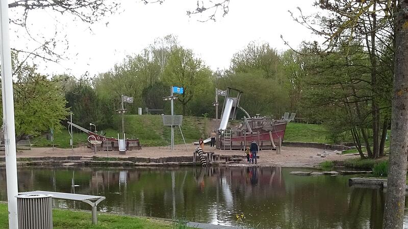 Rund um das Piratenschiff  wartet das Spielgel&auml;nde auf bewegungsfreudige Kinder.