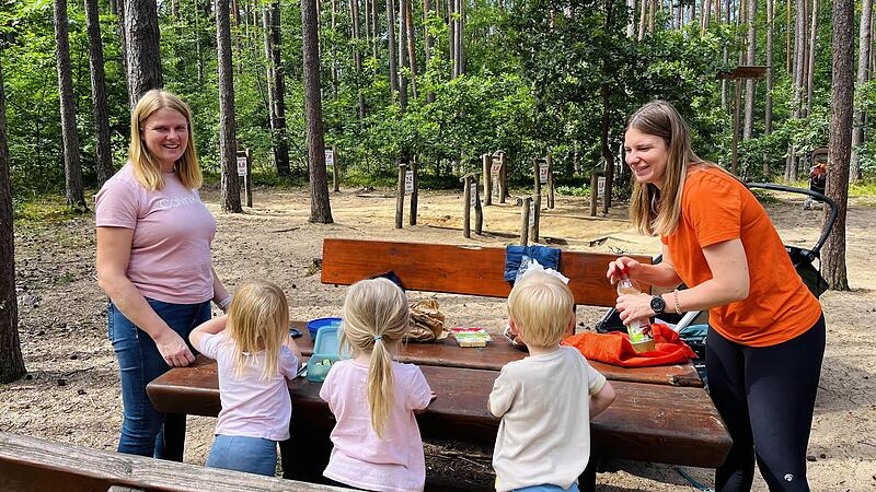 Anna mit ihren drei Kindern und Freundin Toni beim Picknick.