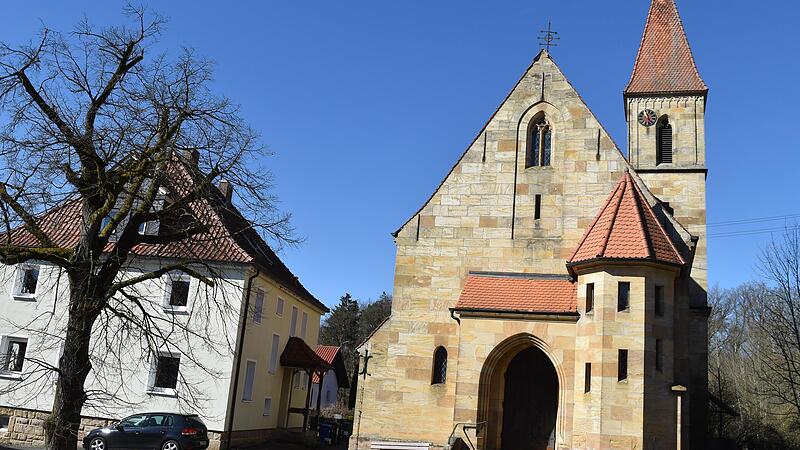 Im Zuge der Dorferneuerung wird auch die Treppenanlage der Kirche erneuert.