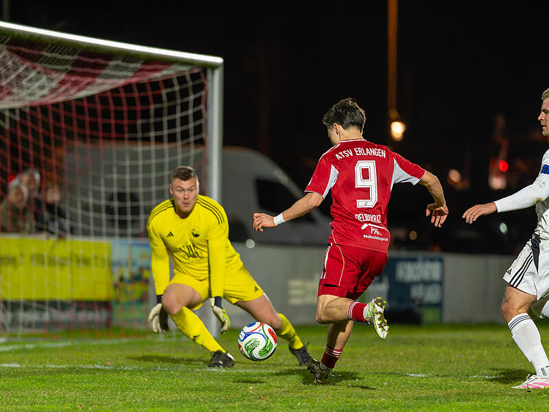 Der Coburger Keeper Luis Krempel hielt seinen Kasten trotz einiger brenzligen Situationen, wie hier gegen Tanyel Deliboyraz, sauber.
