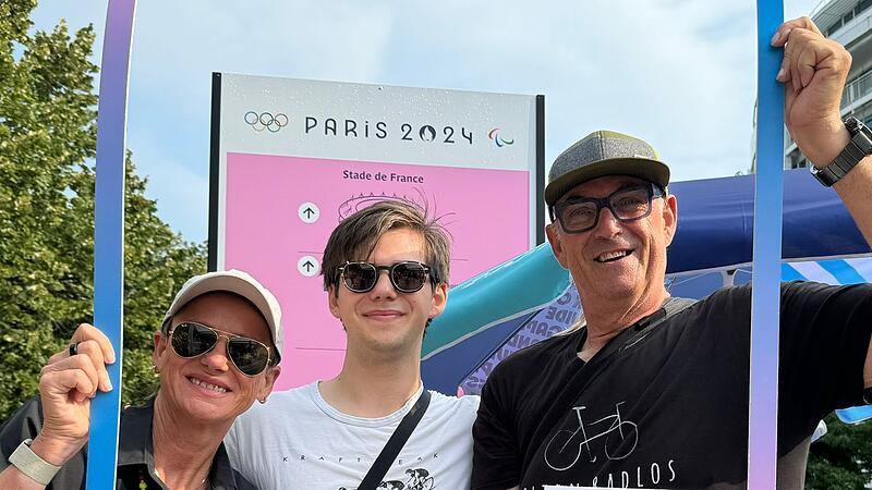 Heike und Caspar Schweens und Alexander Kubalek (von links) sind bei den Olympischen Spielen, um Merlin Hummel anzufeuern.