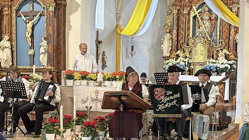 Das Mariensingen der „Kemmärä Kuckuck“ beendete die Feierlichkeiten anlässlich des 40-jährigen Bestehens der Volksmusikgruppe. Das Mariensingen der „Kemmärä Kuckuck“ beendete die Feierlichkeiten anlässlich des 40-jährigen Bestehens der Volksmusikgruppe.