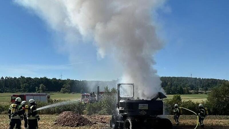 Schlüsselfeld: Arbeiter merkt Dampf - plötzlich steht Bagger in Flammen Schlüsselfeld: Arbeiter merkt Dampf - plötzlich steht Bagger in Flammen