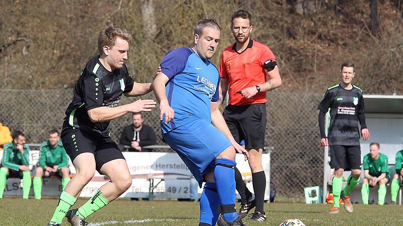 Sechs Tore auf dem Konto, aber Probleme mit der rechten Wade: Marcel Kutzelmann, Spielertrainer des SV Walsdorf (in Blau)