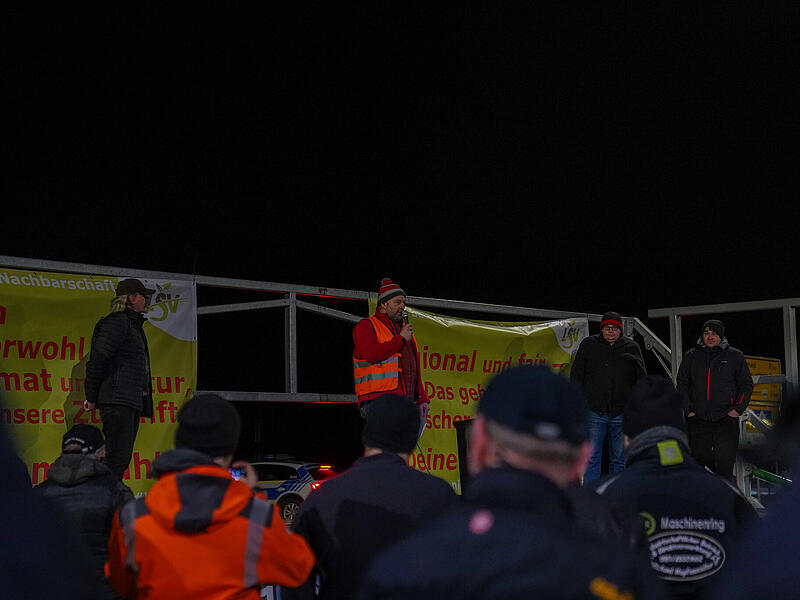 Bauernstreik vor Lidl: Landwirte protestieren gegen niedrige Milch- und ButterpreiseStreik Landwirte Lidl 2025