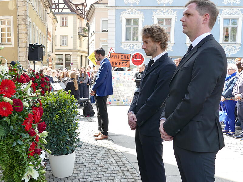 OB Sebastian Niedermaier, seine Stellvertreter Jonas Gl&uuml;senkamp und Eva Jutzler sowie Fraktionsvorsitzender Olaf Seifert legten Kr&auml;nze vor die Gedenktafeln auf der Unteren Br&uuml;cke.