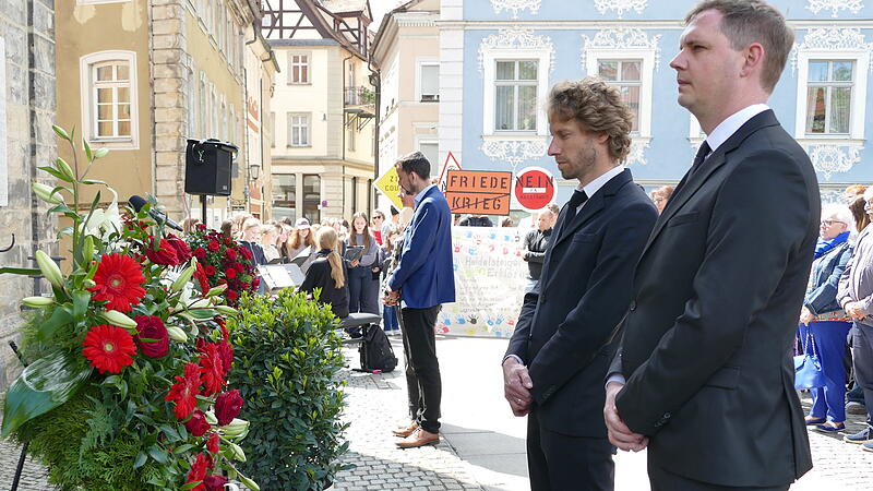OB Sebastian Niedermaier, seine Stellvertreter Jonas Gl&uuml;senkamp und Eva Jutzler sowie Fraktionsvorsitzender Olaf Seifert legten Kr&auml;nze vor die Gedenktafeln auf der Unteren Br&uuml;cke.