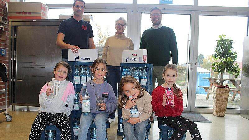Die ersten Kästen brachte Rewe-Marktleiter Dominik Bachmeier (hinten links) gleich mit in die Wiesentheider Schule. Über die gespendeten Getränke für die Mittagsbetreuung freuten sich neben den Schülern auch Christine Zwillich-Stöcker von der Mittagsbetreuung und Wiesentheids Bürgermeister Klaus Köhler. Die ersten Kästen brachte Rewe-Marktleiter Dominik Bachmeier (hinten links) gleich mit in die Wiesentheider Schule. Über die gespendeten Getränke für die Mittagsbetreuung freuten sich neben den Schülern auch Christine Zwillich-Stöcker von der Mittagsbetreuung und Wiesentheids Bürgermeister Klaus Köhler.
