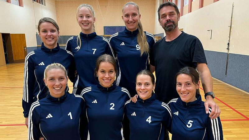 Die Frauen-Mannschaft des TV Segnitz tritt in der Faustball-Bundesliga S&uuml;d an. Hintere Reihe (von links): Antonia Fuchs, Lena Mark, Svenja Schr&ouml;der, Trainer Uli Lauck. Vorne: Helen Gernet, Luisa Kaemmer, Sophie M&uuml;ller und Tatjana Kaemmer. Auch zur Mannschaft geh&ouml;rt Linda M&uuml;ller.