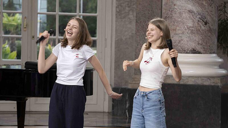 Die Hallstadterinnen Lara (l.) und Cosima bei ihrem Auftritt in der Kika-Show „Dein Song“. Die Hallstadterinnen Lara (l.) und Cosima bei ihrem Auftritt in der Kika-Show „Dein Song“.