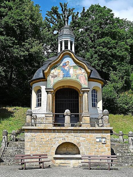 Wenn man von Weismain aus an Erlach die Straße in Richtung Altendorf benutzt, fällt unweigerlich der Blick auch auf die Maria-Hilf-Kapelle, deren Renovierungsmaßnahmen jetzt abgeschlossen sind.