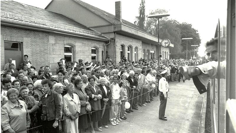 Impression vom Tag des Bahn-Lückenschlusses zwischen Neustadt und Sonneberg. Es war der Samstag, 28. September 1991. Impression vom Tag des Bahn-Lückenschlusses zwischen Neustadt und Sonneberg. Es war der Samstag, 28. September 1991.