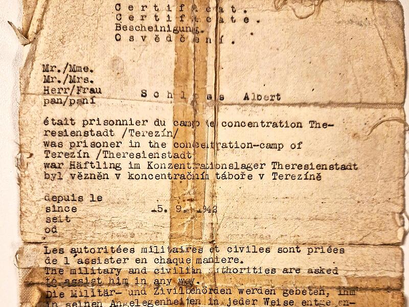 Provisorischer Reise-Pass und Passierschein für Albert Schloß, ehem. Häftling im Konzentrationslager Theresienstadt 15. September 1942 bis 15. August 1945.