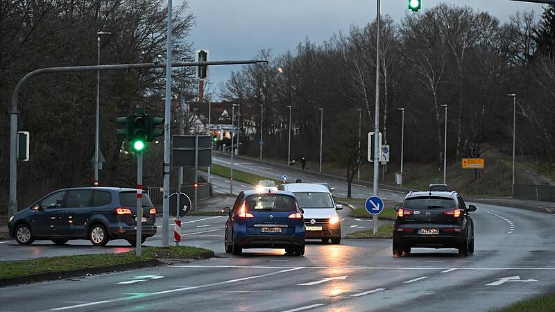 Buger Stra&szlig;e / Paradiesweg ist ein Unfall-Hotspot in Bamberg. Beim Linksabbiegen in den M&uuml;nchner Ring w&auml;hnt man sich in der Vorfahrtsposition &ndash; doch der Gegenverkehr hat ebenfalls gr&uuml;n.