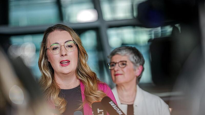 Die Fraktionsvorsitzenden von B&uuml;ndnis 90/Die Gr&uuml;nen, Katharina Dr&ouml;ge (links) und Britta Ha&szlig;elmann haben angek&uuml;ndigt, dem geplanten milliardenschweren Verteidigungs- und Infrastrukturpaket von Union und SPD in seiner aktuellen Form nicht zuzustimmen.
